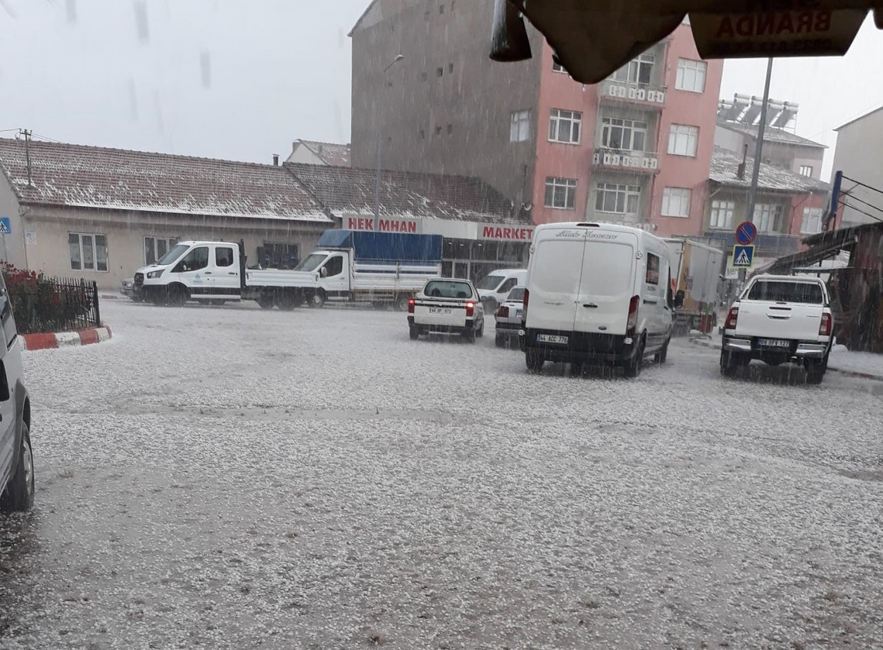 Malatya’da ceviz büyüklüğünde dolu yağdı