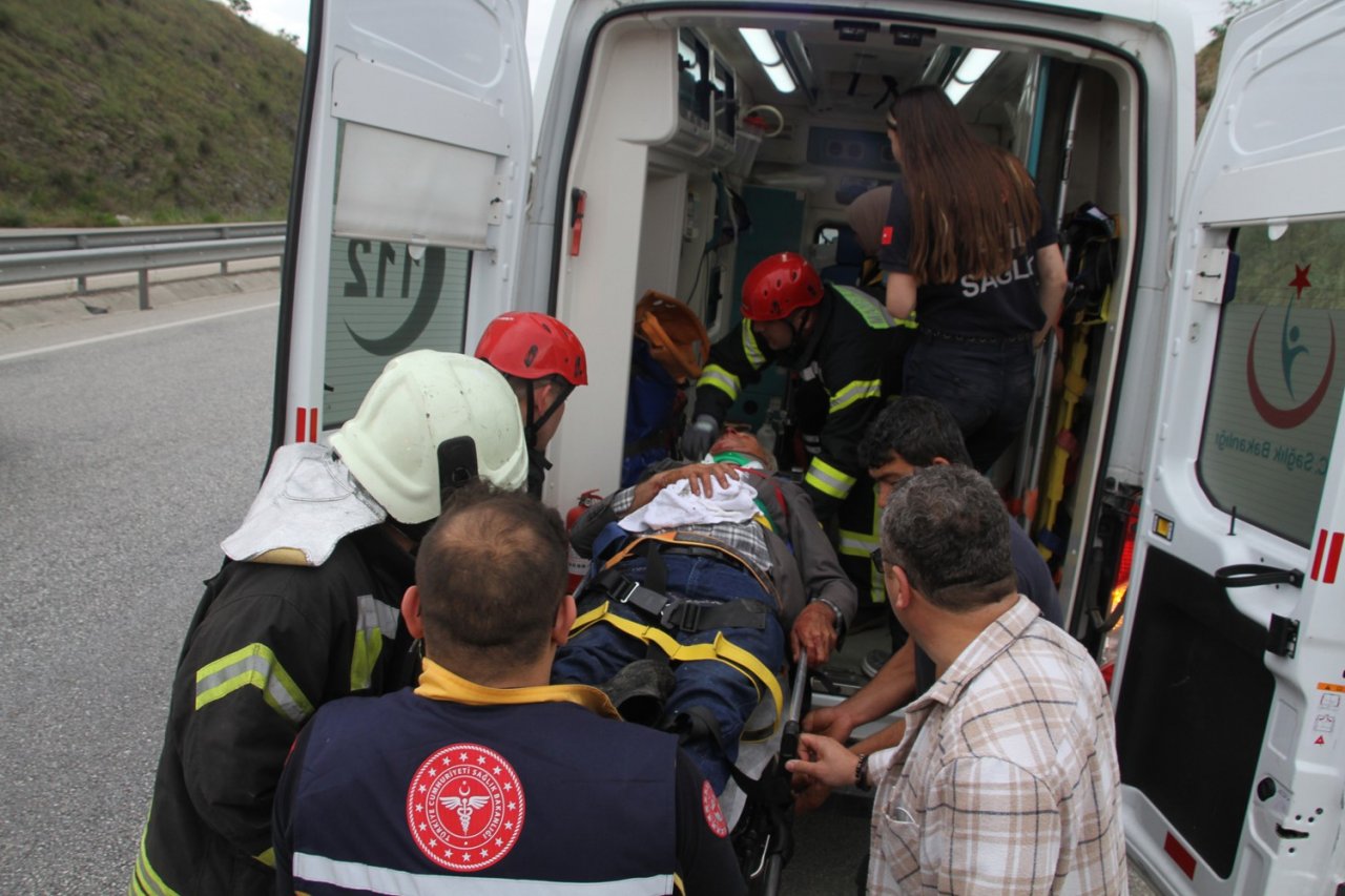 Kamyonet tıra arkadan çarptı: 1 ölü, 1 ağır yaralı