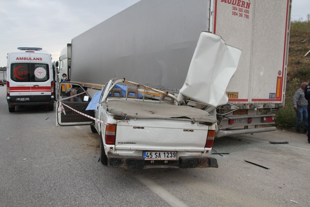 Kamyonet tıra arkadan çarptı: 1 ölü, 1 ağır yaralı