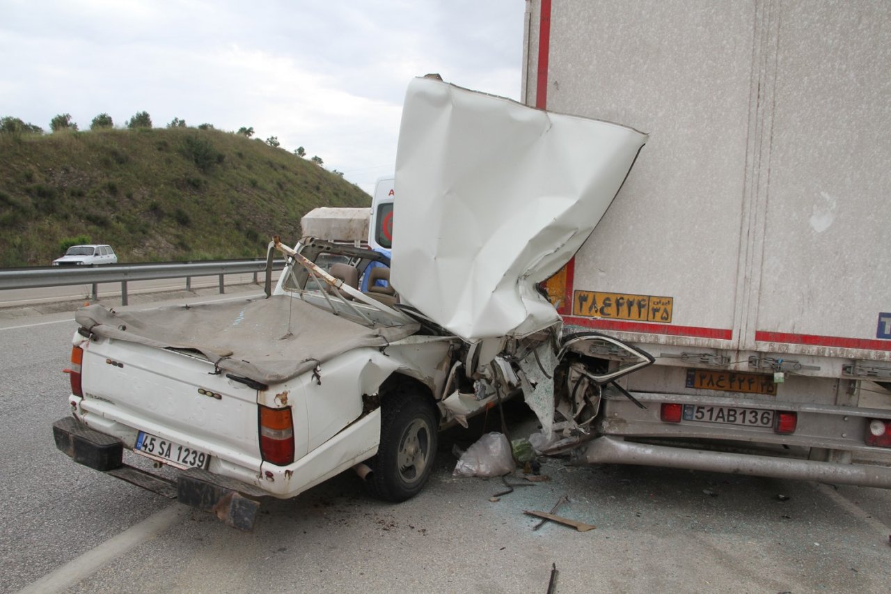 Kamyonet tıra arkadan çarptı: 1 ölü, 1 ağır yaralı