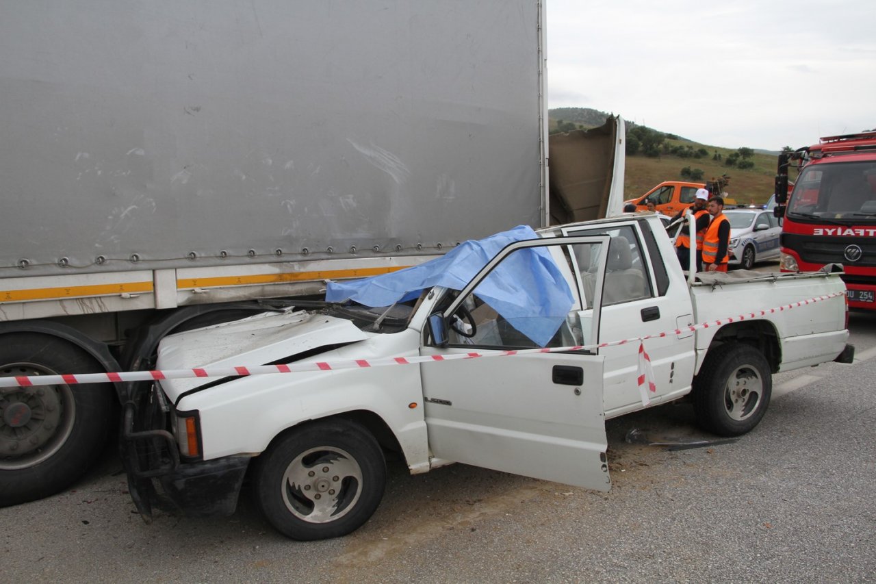 Kamyonet tıra arkadan çarptı: 1 ölü, 1 ağır yaralı