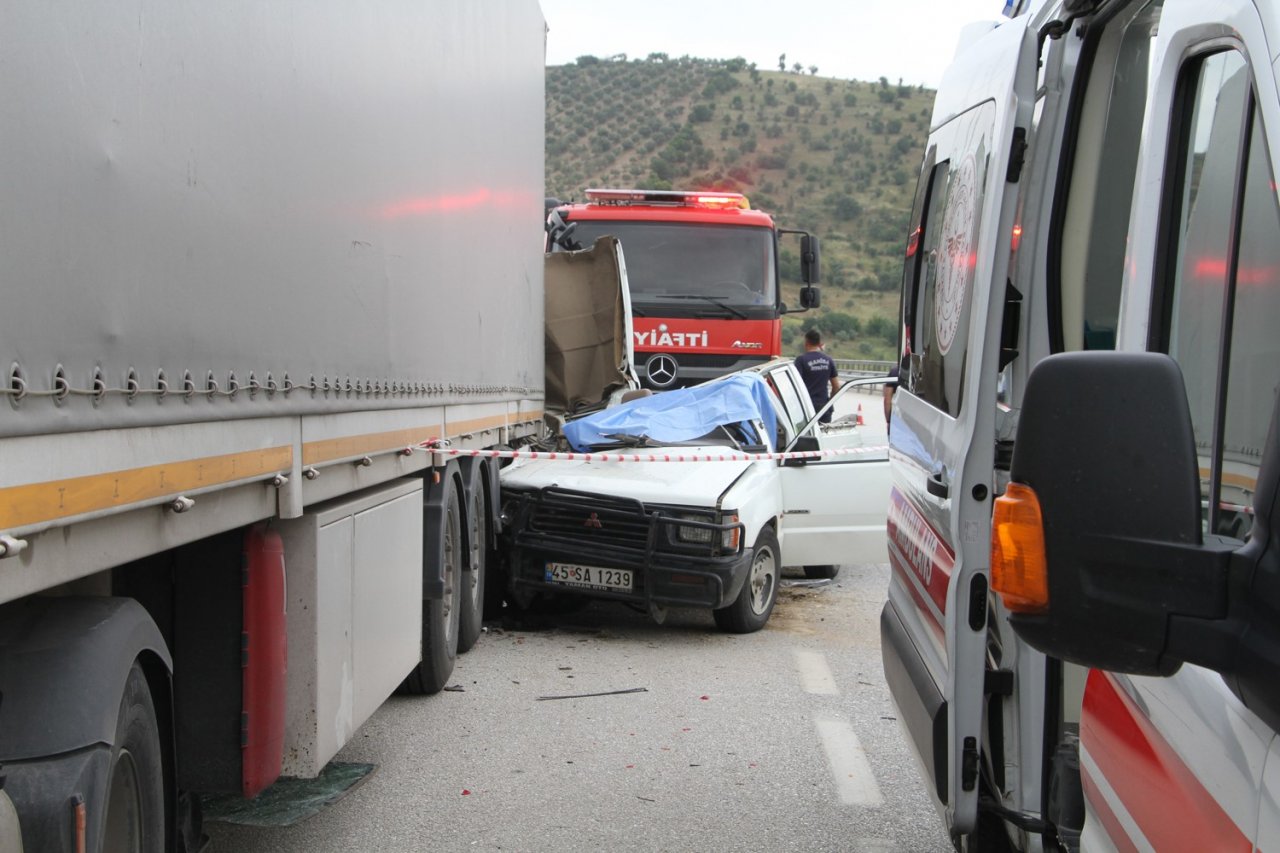 Kamyonet tıra arkadan çarptı: 1 ölü, 1 ağır yaralı