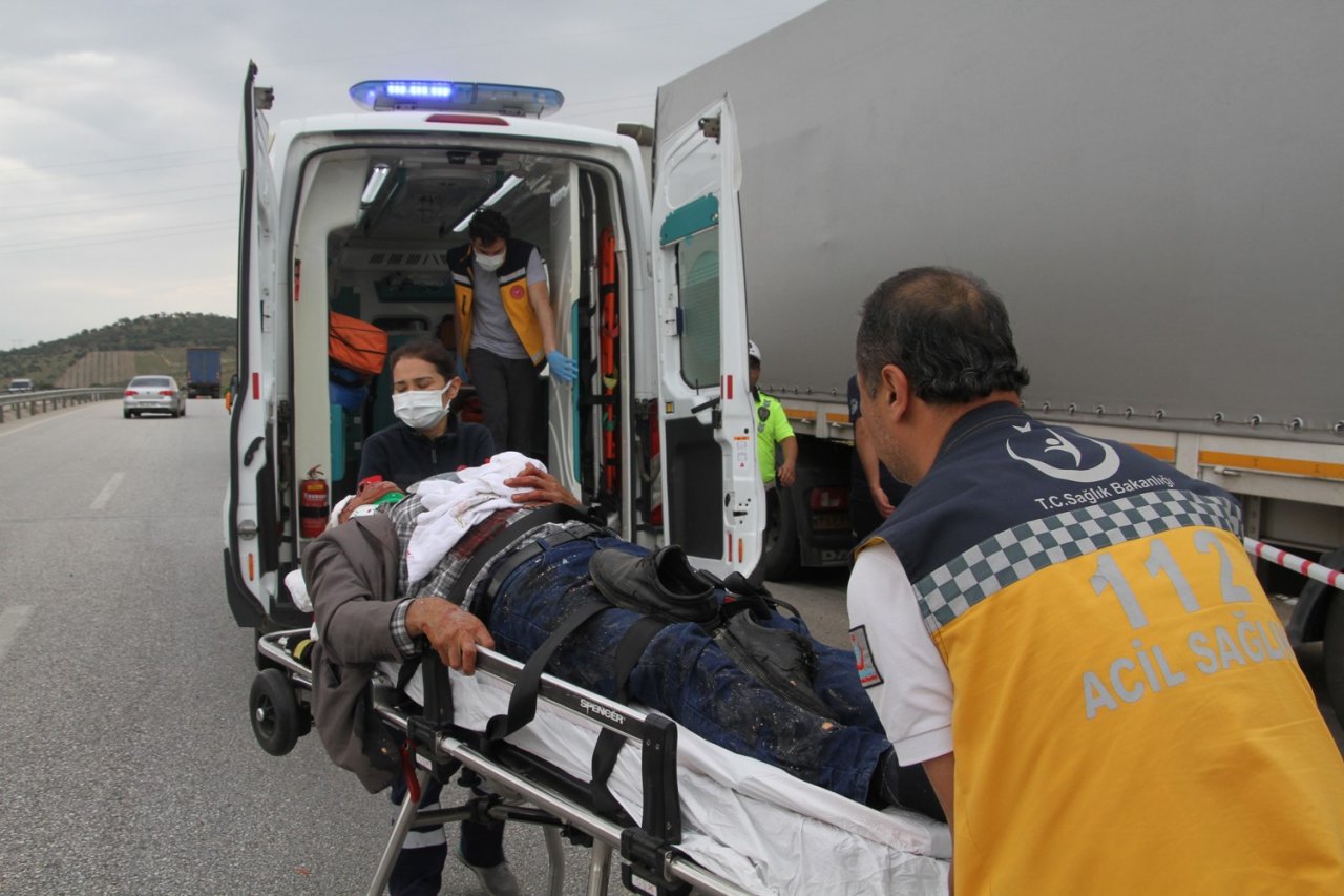 Kamyonet tıra arkadan çarptı: 1 ölü, 1 ağır yaralı