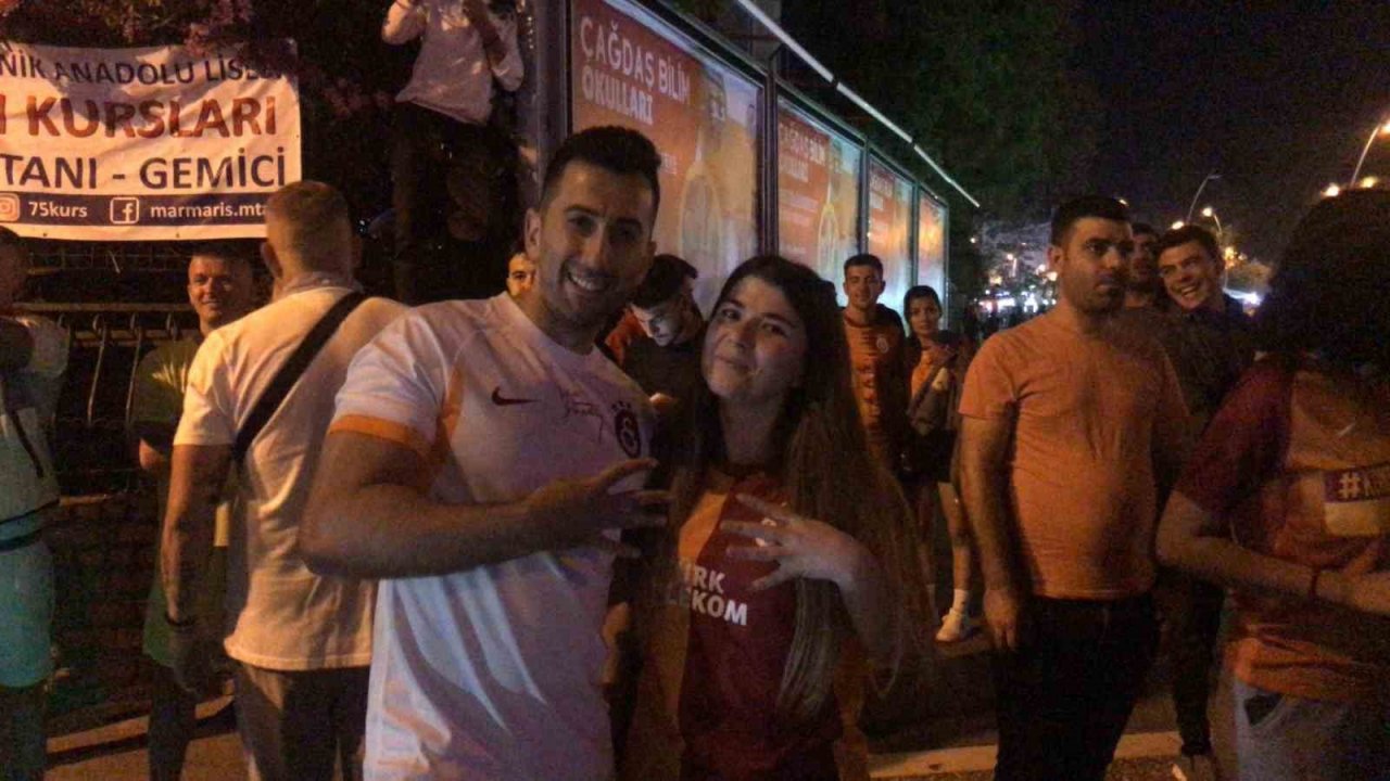Marmaris’te Galatasaraylılar sokağa taştı
