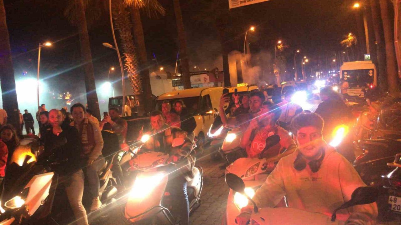 Marmaris’te Galatasaraylılar sokağa taştı