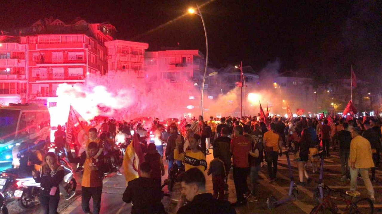 Marmaris’te Galatasaraylılar sokağa taştı