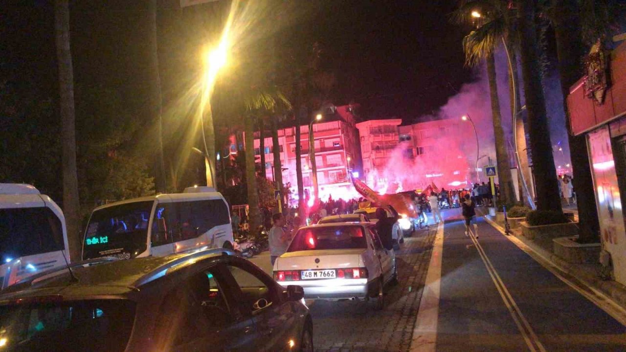 Marmaris’te Galatasaraylılar sokağa taştı