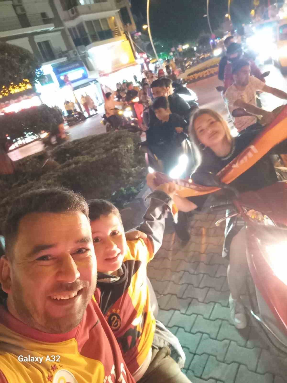 Marmaris’te Galatasaraylılar sokağa taştı