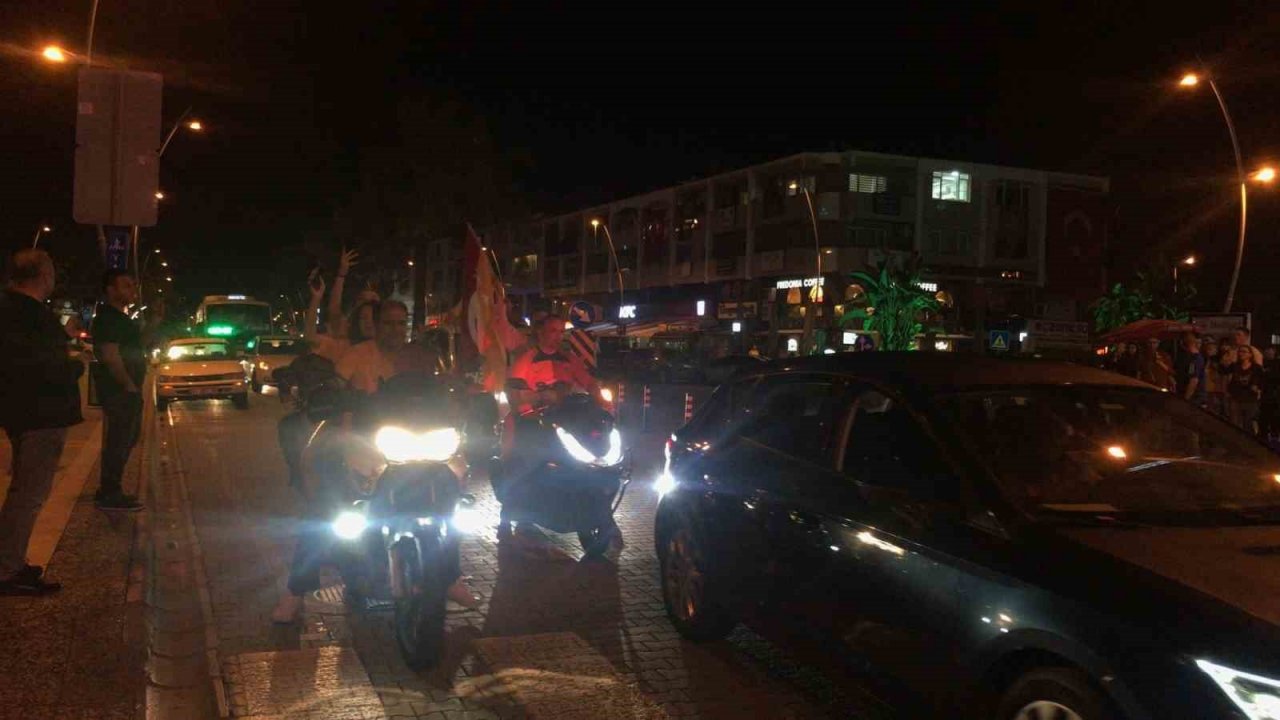 Marmaris’te Galatasaraylılar sokağa taştı