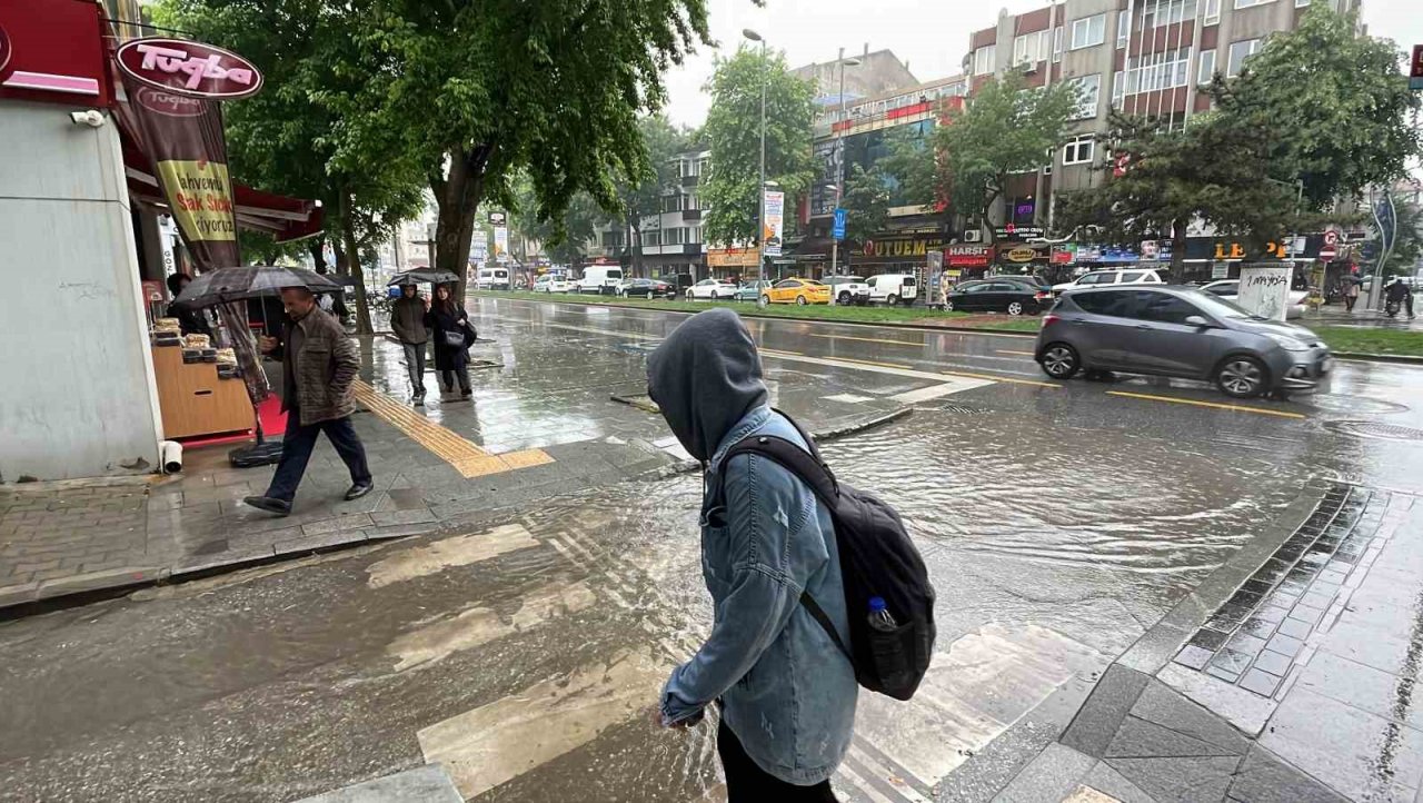 Yağmura hazırlıksız yakalanan vatandaşlar ıslanmaktan kaçamadı