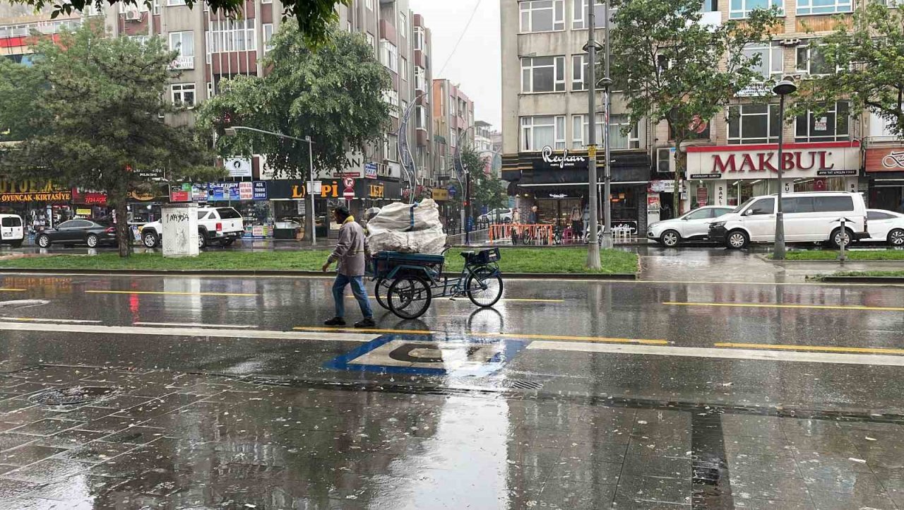 Yağmura hazırlıksız yakalanan vatandaşlar ıslanmaktan kaçamadı