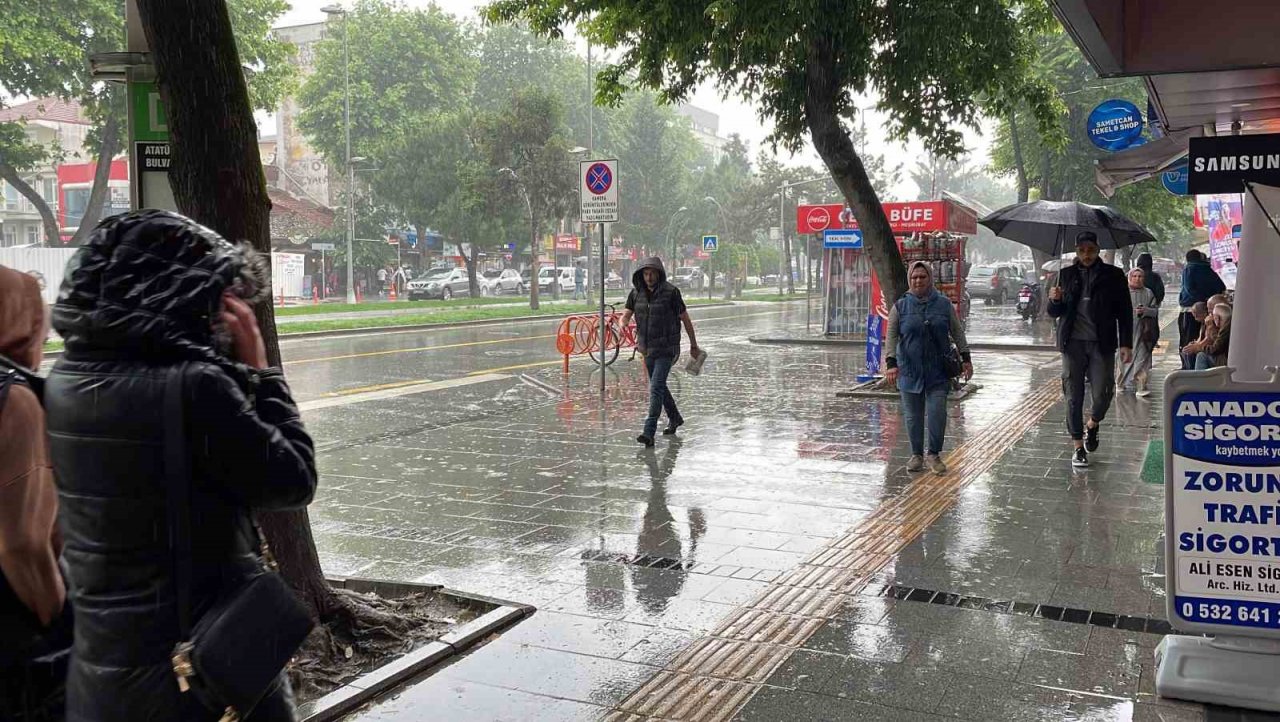 Yağmura hazırlıksız yakalanan vatandaşlar ıslanmaktan kaçamadı