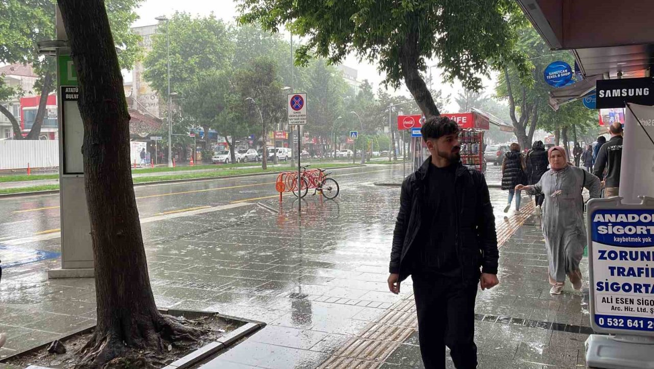 Yağmura hazırlıksız yakalanan vatandaşlar ıslanmaktan kaçamadı