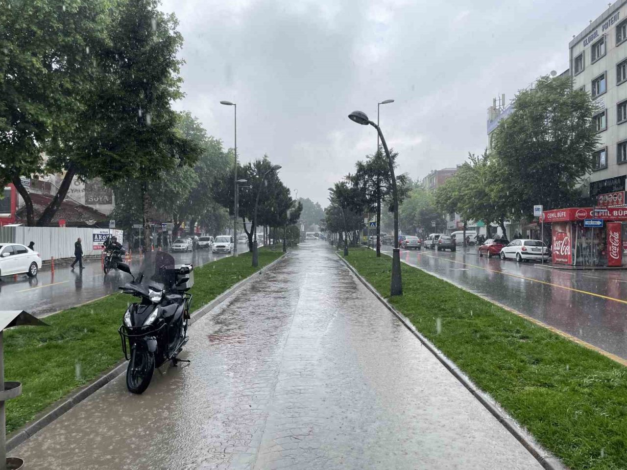 Yağmura hazırlıksız yakalanan vatandaşlar ıslanmaktan kaçamadı