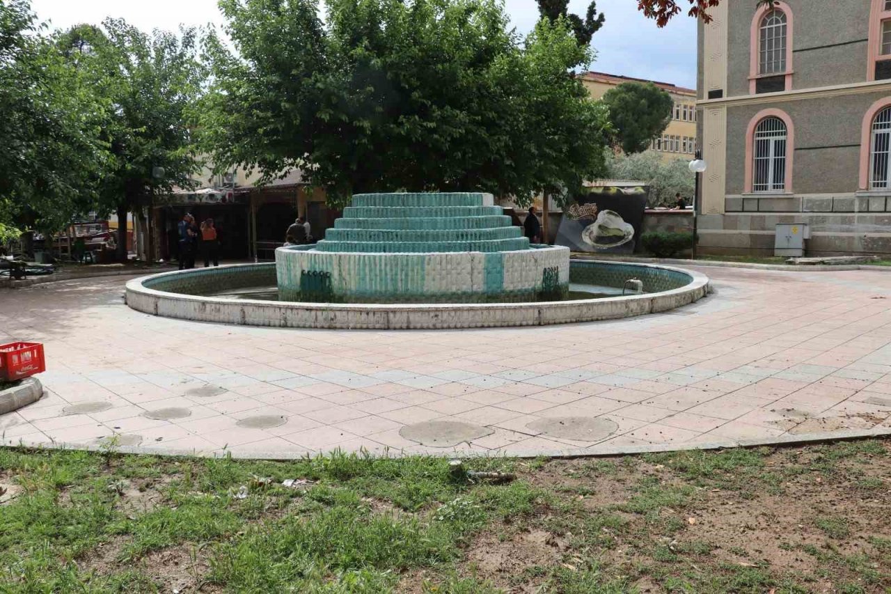 Nazilli Belediyesi merkezdeki büfeyi yeniliyor