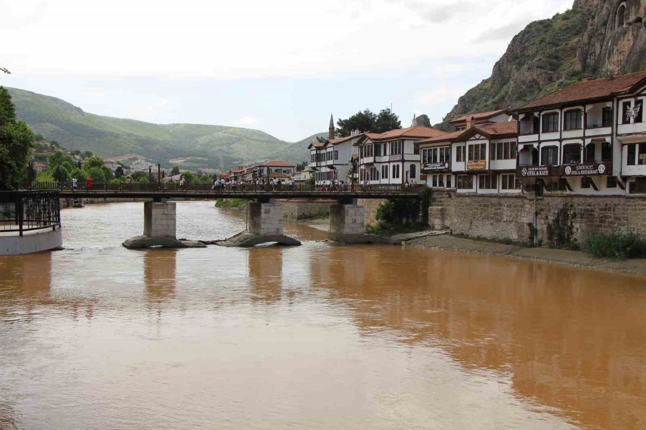 Yeşilırmak kızıla döndü