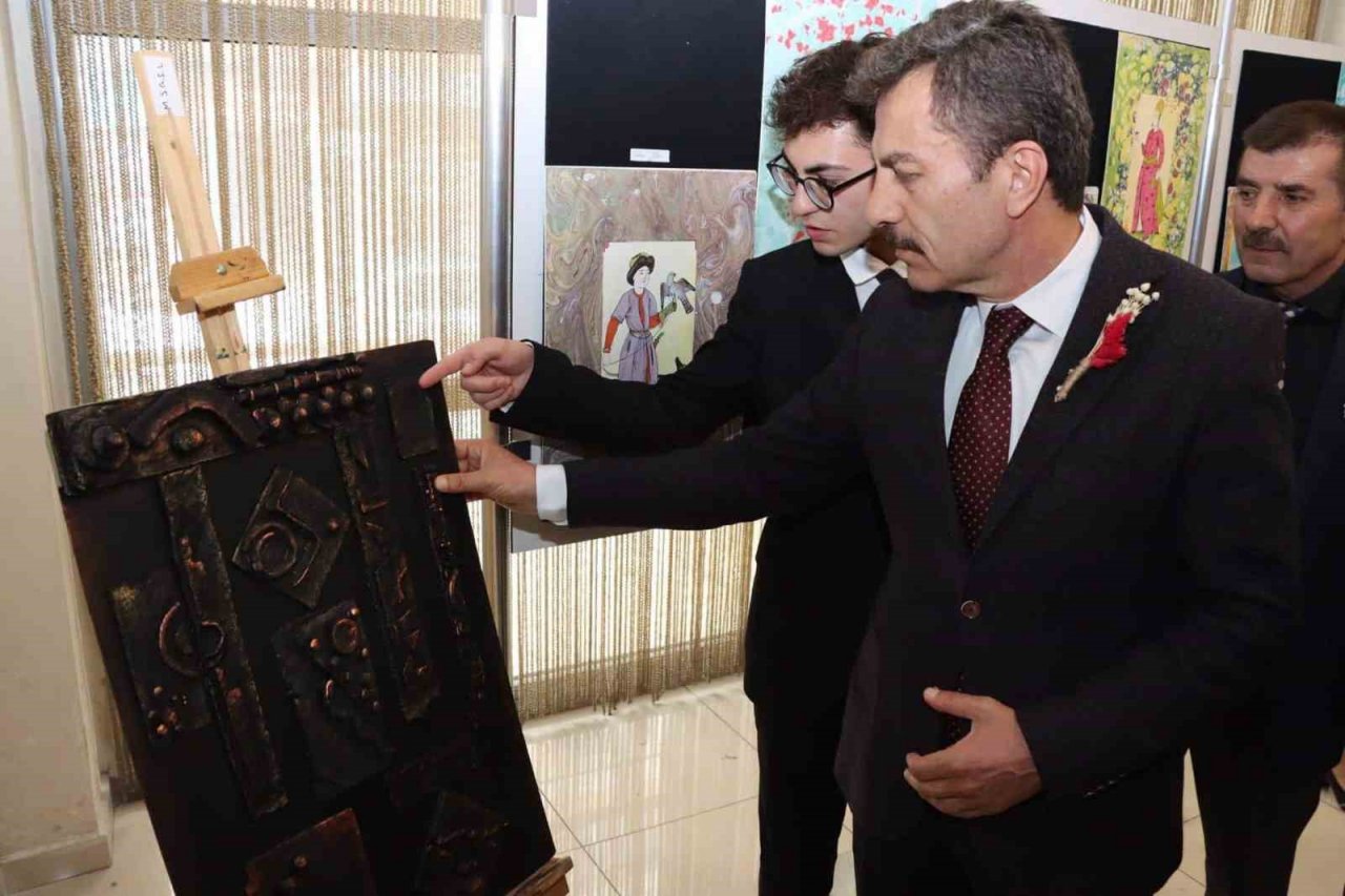 Öğrencilerden görsel sanatlar sergisi