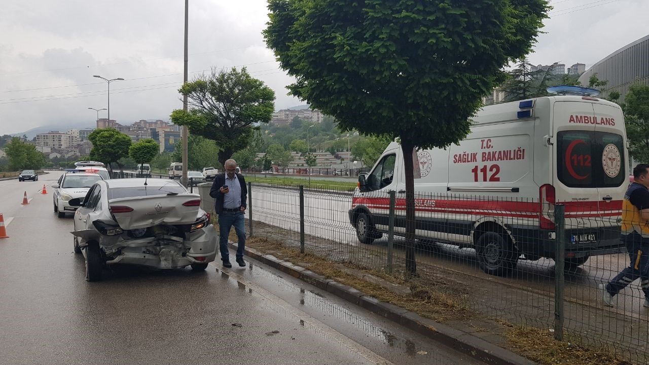 Kontrolden çıkan cip bariyeri kırıp bisiklet yoluna uçtu