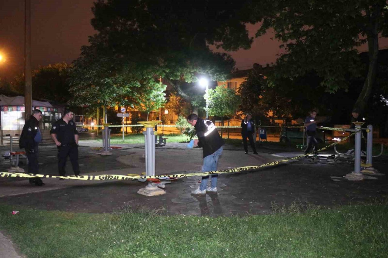 Parkta tartıştıkları kişiye kurşun yağdırıp kaçtılar