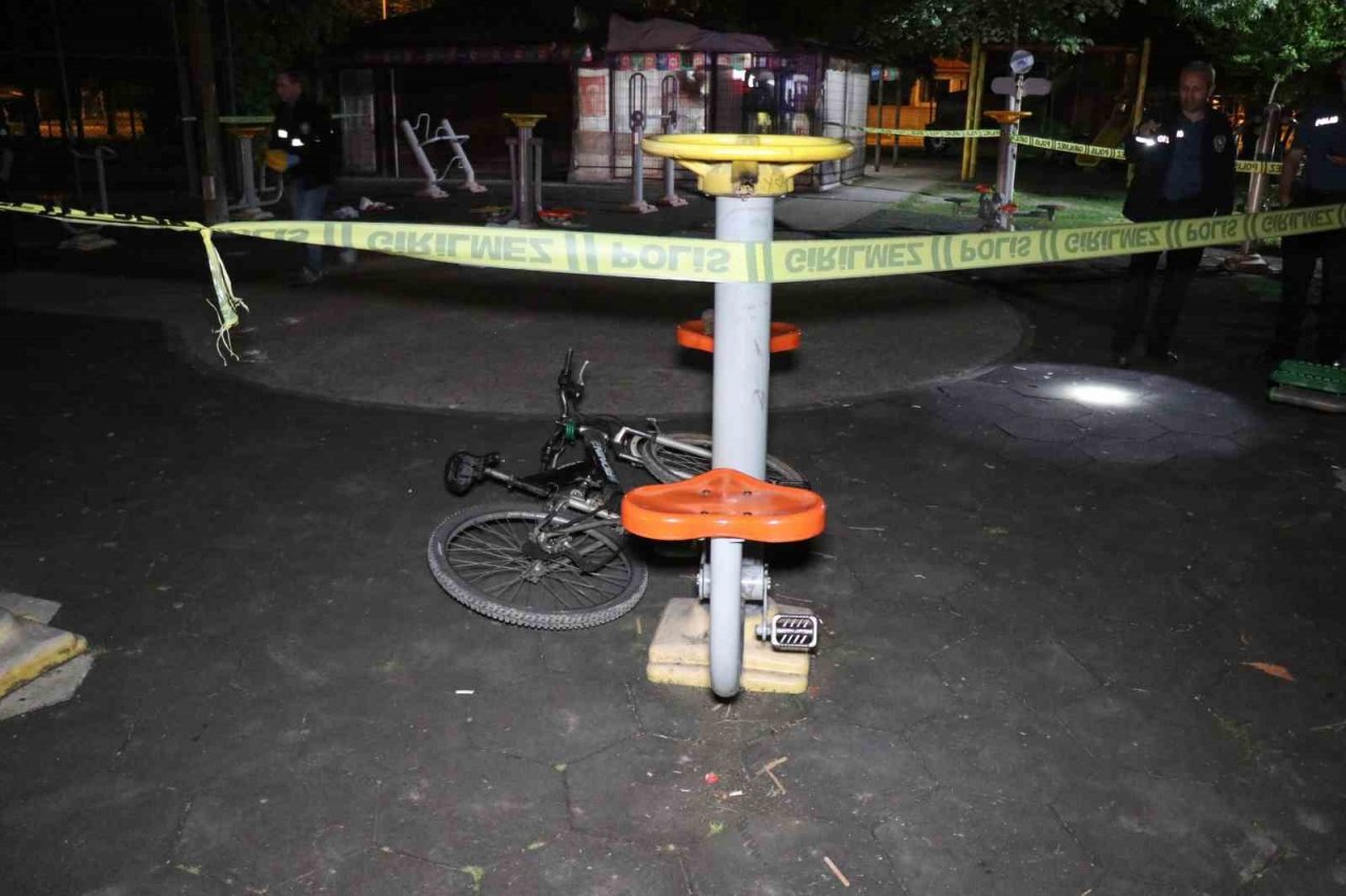 Parkta tartıştıkları kişiye kurşun yağdırıp kaçtılar