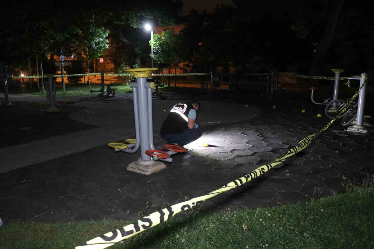 Parkta tartıştıkları kişiye kurşun yağdırıp kaçtılar