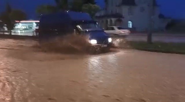 15 dakikalık yağış Vezirköprü’de hayatı felç etti