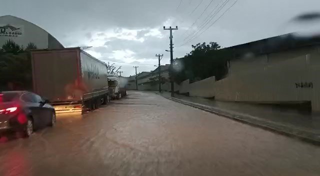 15 dakikalık yağış Vezirköprü’de hayatı felç etti