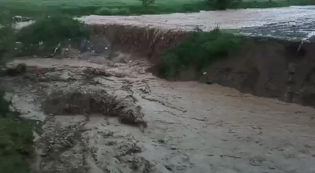 15 dakikalık yağış Vezirköprü’de hayatı felç etti