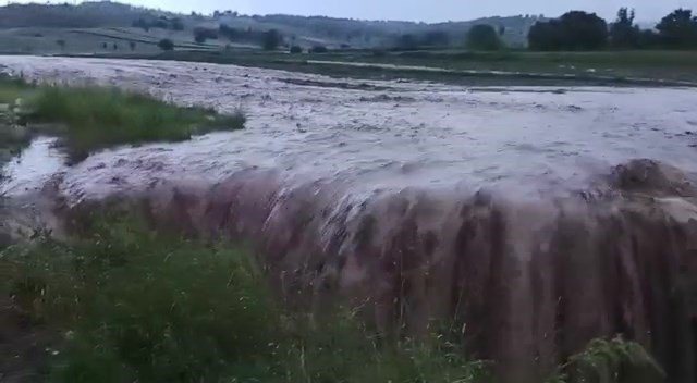 15 dakikalık yağış Vezirköprü’de hayatı felç etti