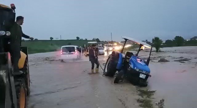 15 dakikalık yağış Vezirköprü’de hayatı felç etti