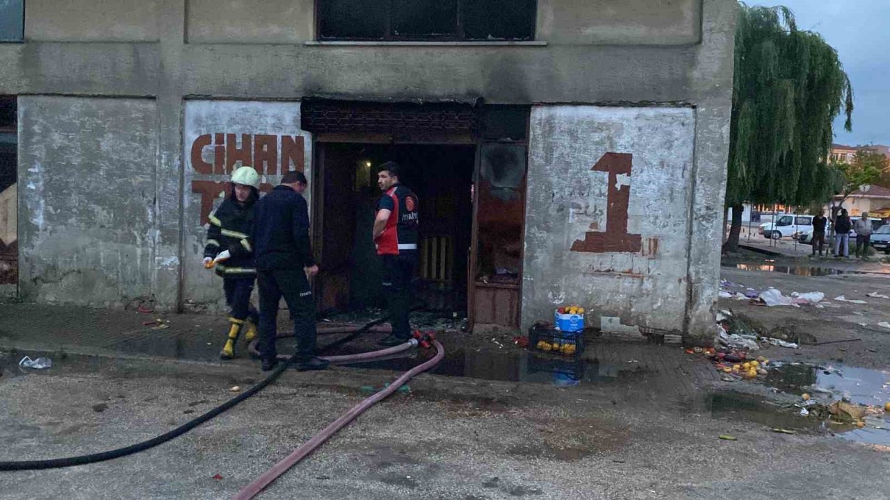 Sebze halindeki yangın paniğe neden oldu