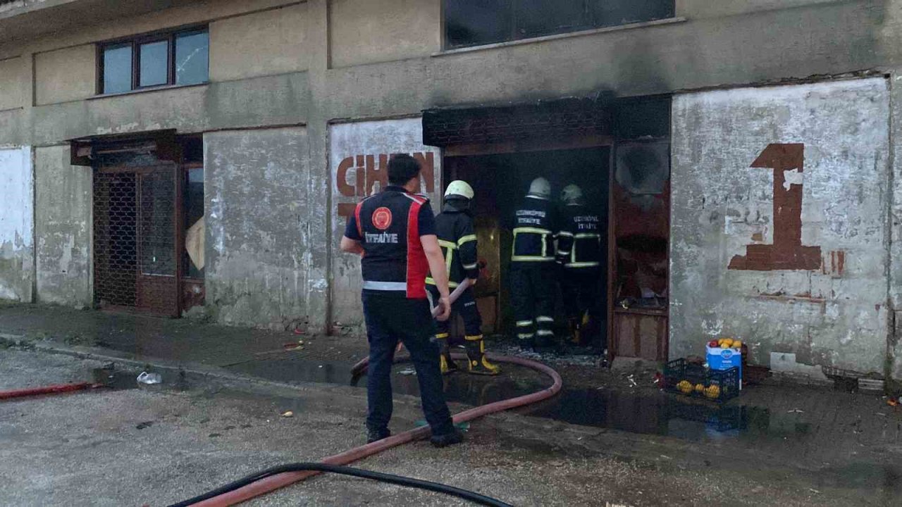 Sebze halindeki yangın paniğe neden oldu