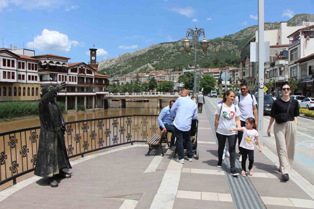 Yeşilırmak kızıla döndü