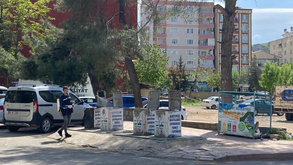 Siirt Belediyesi kent genelinde ilaçlama çalışmalarına devam ediyor
