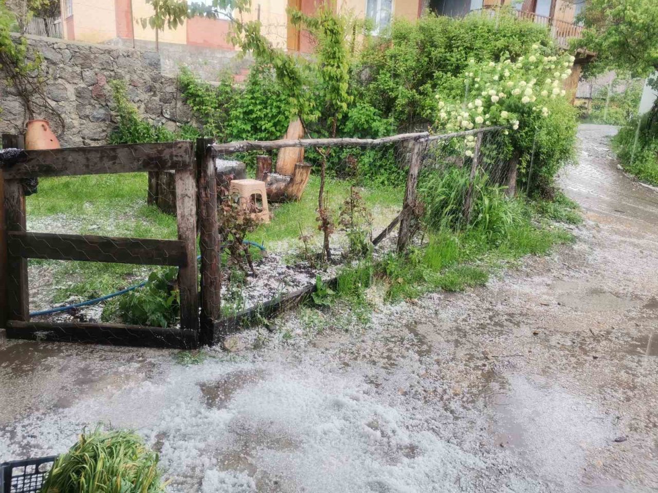 Koyulhisar’da sağanak ve dolu etkili oldu