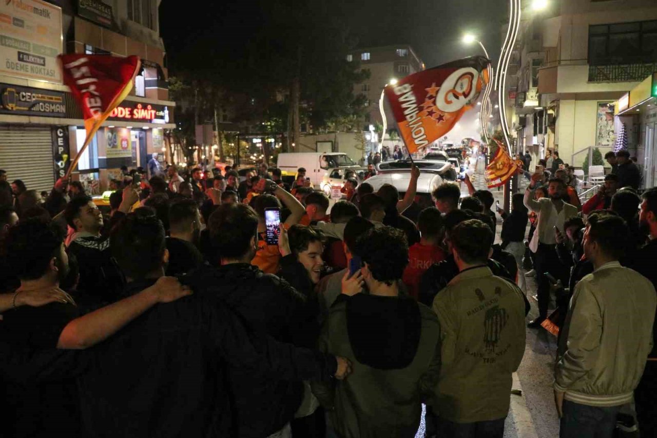 Galatasaray şampiyonluğunu ilan etti, Bolu’da vatandaşlar sokağa döküldü