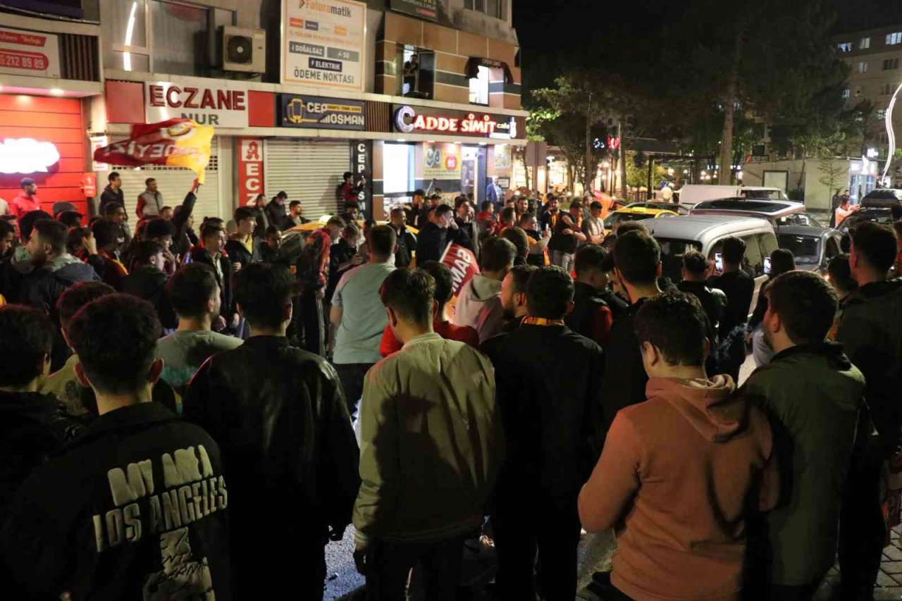 Galatasaray şampiyonluğunu ilan etti, Bolu’da vatandaşlar sokağa döküldü
