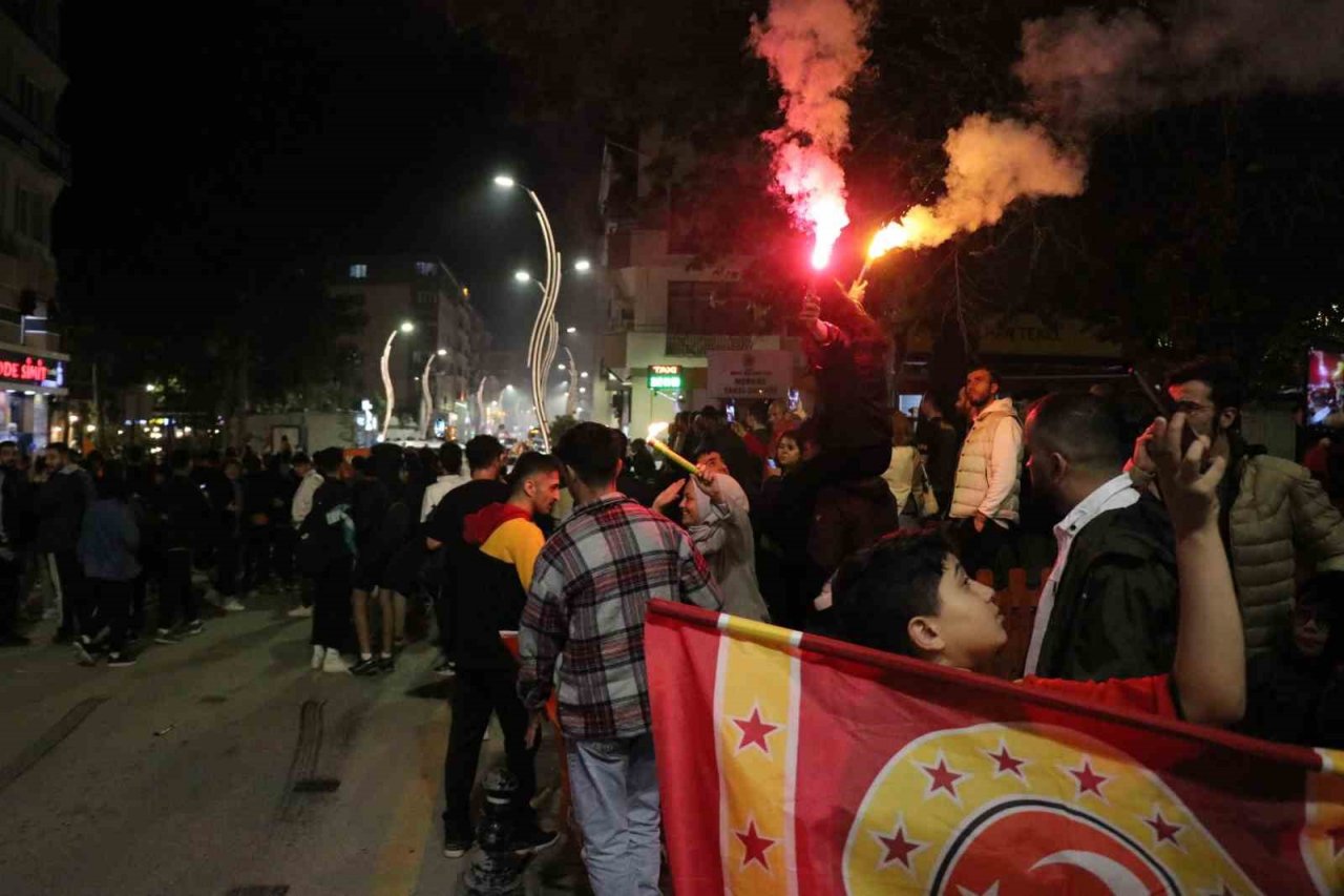 Galatasaray şampiyonluğunu ilan etti, Bolu’da vatandaşlar sokağa döküldü