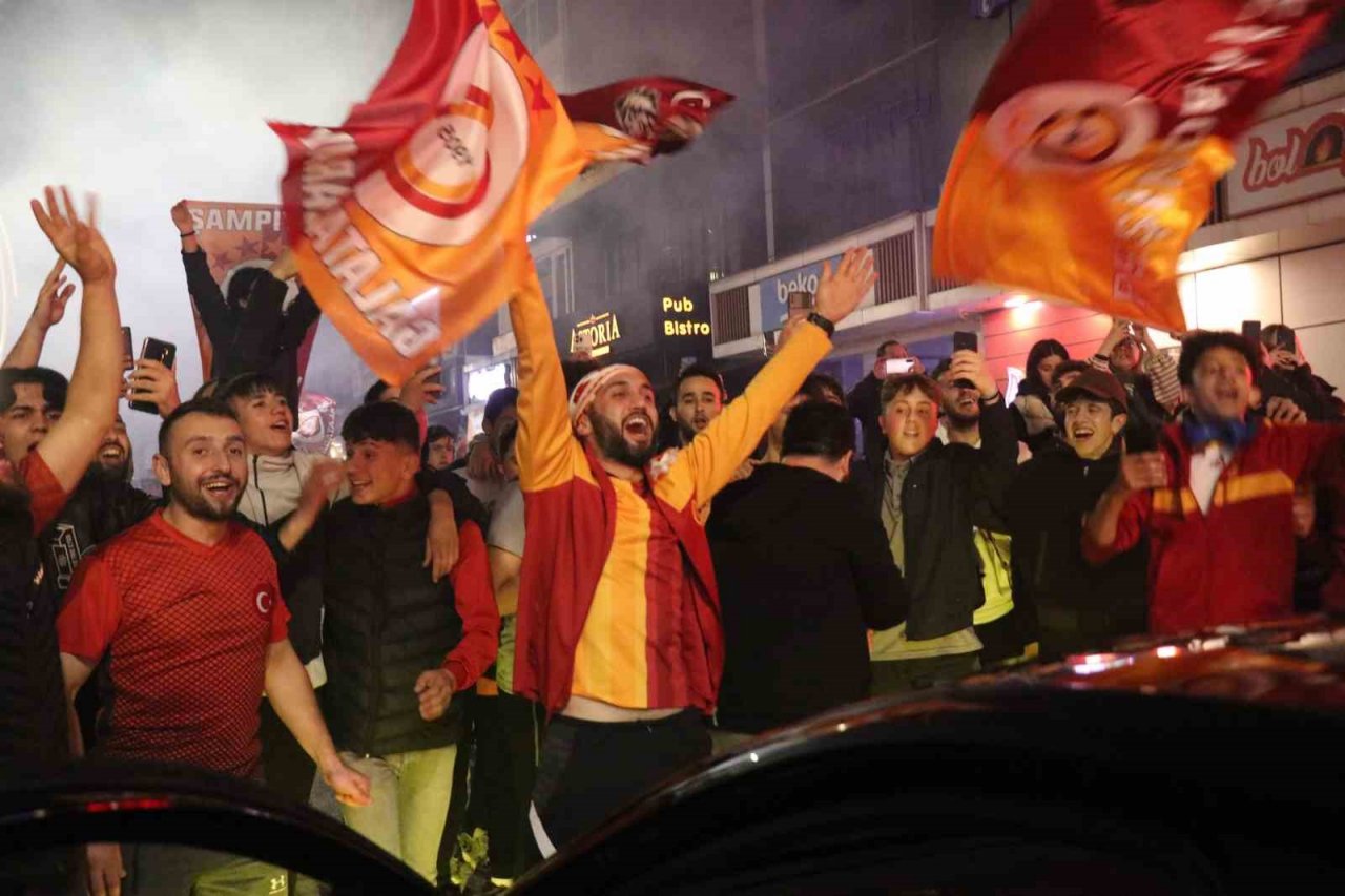 Galatasaray şampiyonluğunu ilan etti, Bolu’da vatandaşlar sokağa döküldü