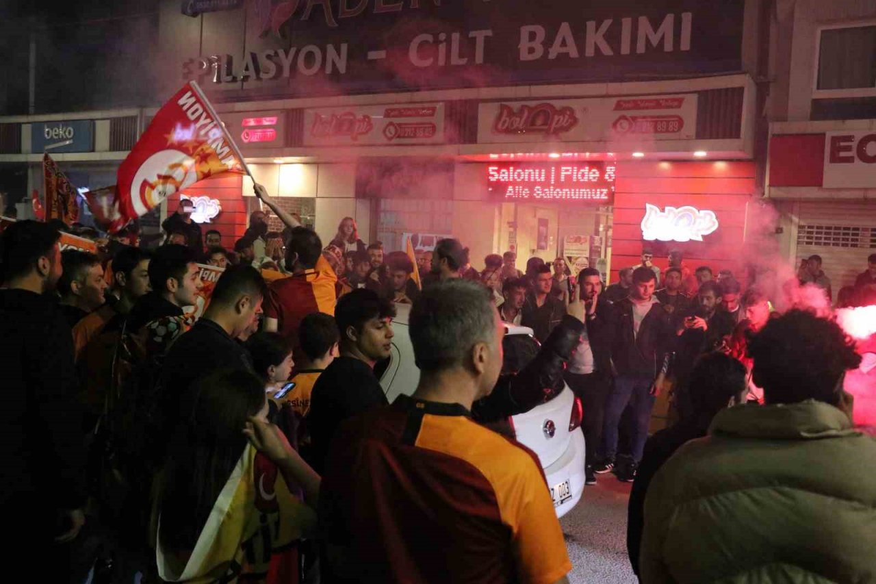Galatasaray şampiyonluğunu ilan etti, Bolu’da vatandaşlar sokağa döküldü