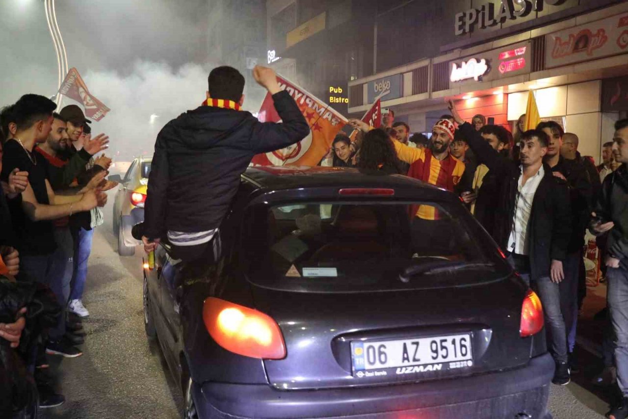 Galatasaray şampiyonluğunu ilan etti, Bolu’da vatandaşlar sokağa döküldü