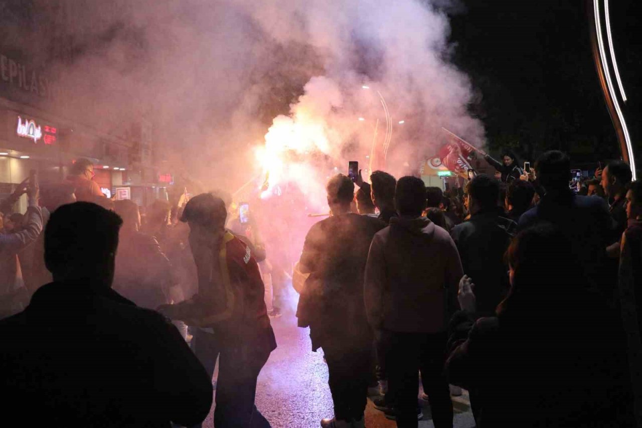 Galatasaray şampiyonluğunu ilan etti, Bolu’da vatandaşlar sokağa döküldü