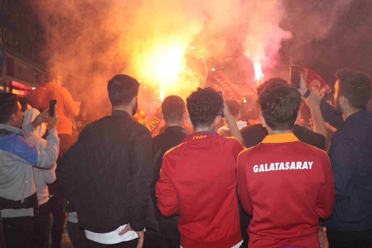 Galatasaray şampiyonluğunu ilan etti, Bolu’da vatandaşlar sokağa döküldü