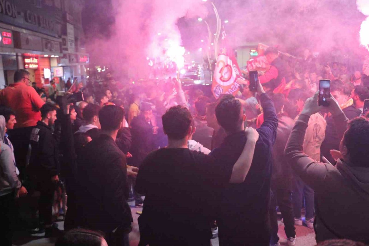 Galatasaray şampiyonluğunu ilan etti, Bolu’da vatandaşlar sokağa döküldü