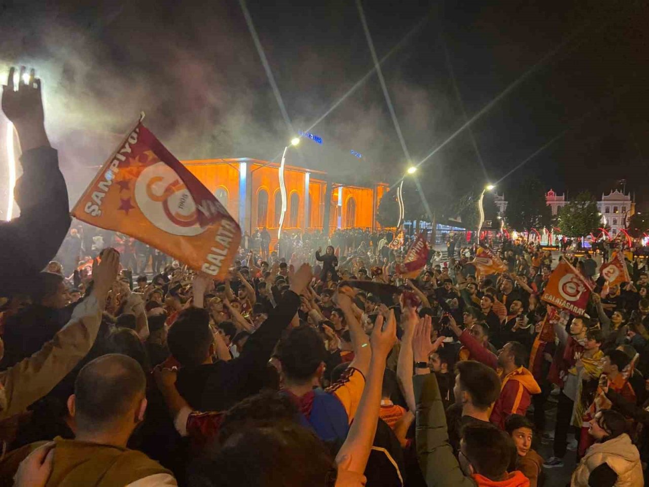 Galatasaray şampiyonluğunu ilan etti, Bolu’da vatandaşlar sokağa döküldü