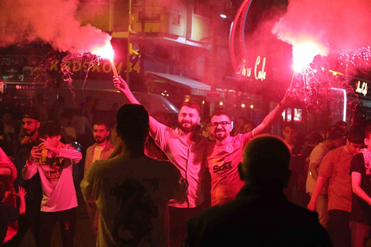 Diyarbakırlılar Galatasaray’ın şampiyonluğunu meşalelerle kutladı