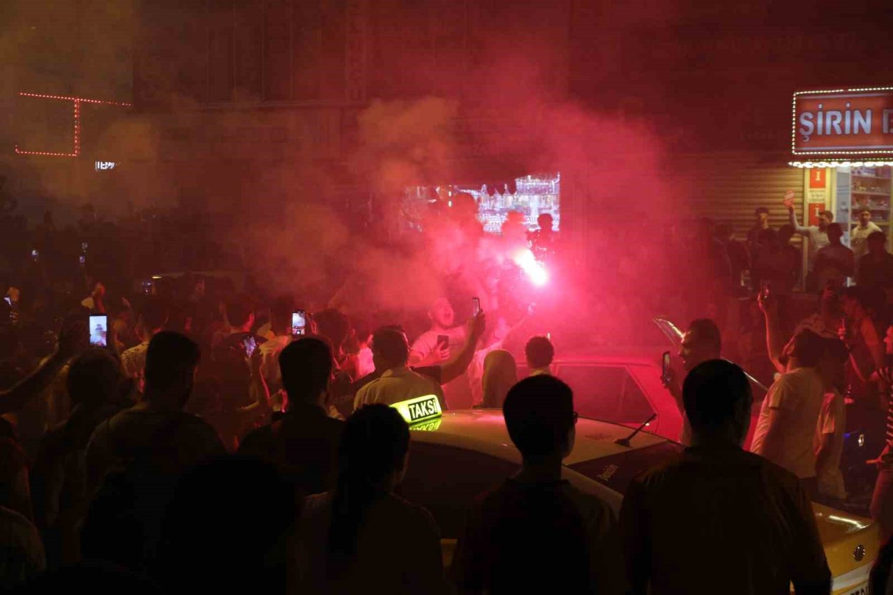 Diyarbakırlılar Galatasaray’ın şampiyonluğunu meşalelerle kutladı