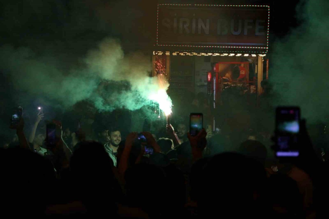 Diyarbakırlılar Galatasaray’ın şampiyonluğunu meşalelerle kutladı