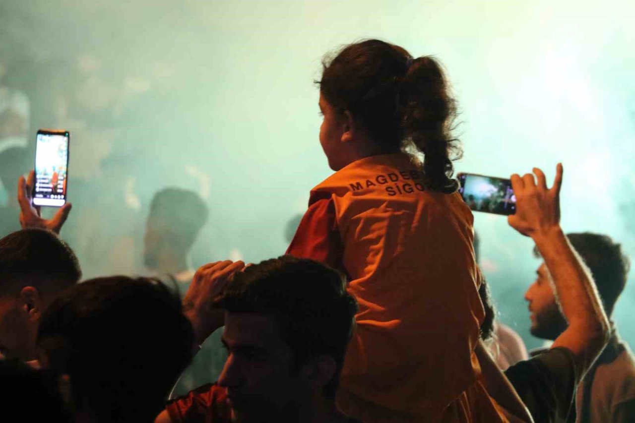 Diyarbakırlılar Galatasaray’ın şampiyonluğunu meşalelerle kutladı