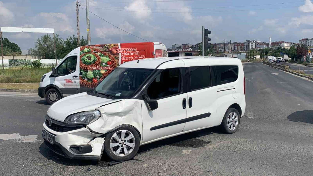 Ambulansla otomobil çarpıştı: 2 ambulans personeli yaralandı